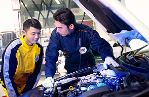 湖南萬通汽修學校__發(fā)動機底盤綜合實訓